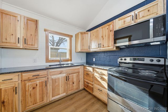 318 E 11th Street, Dewey, OK 74029