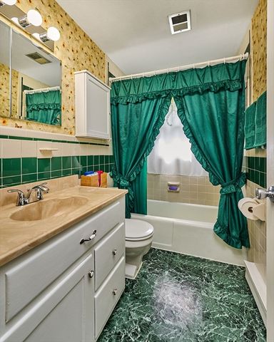 50 Phelps St, Easthampton, MA 01027