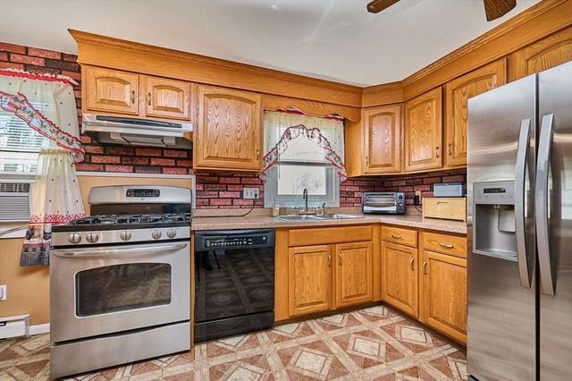 50 Phelps St, Easthampton, MA 01027