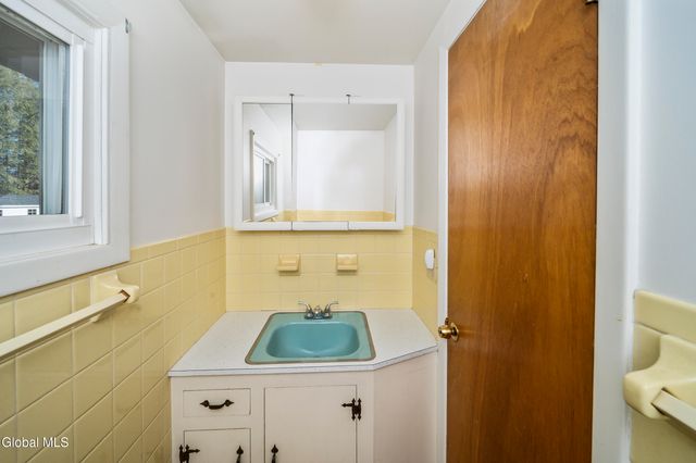 627 Via Ponderosa, Guilderland, NY 12303