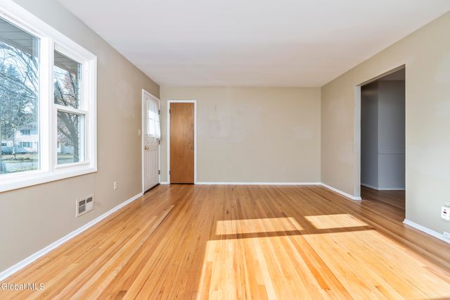 627 Via Ponderosa, Guilderland, NY 12303