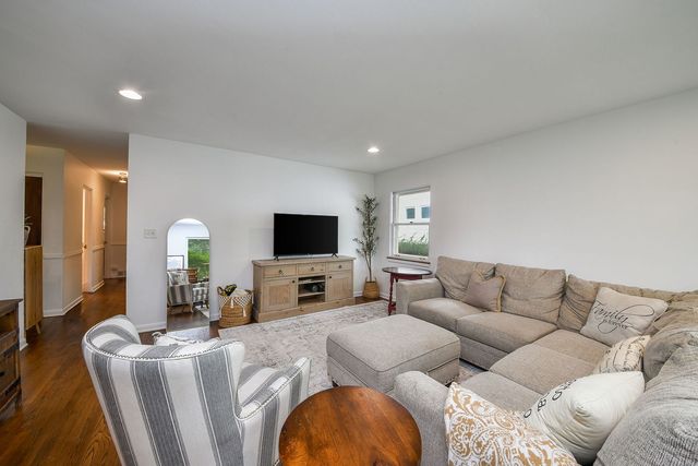447 Lowell Avenue, Glen Ellyn, IL 60137