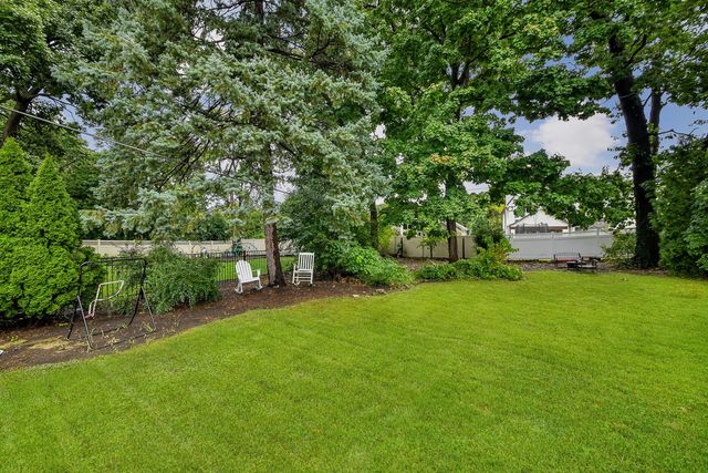 447 Lowell Avenue, Glen Ellyn, IL 60137