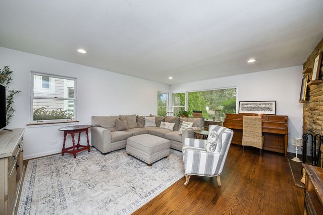 447 Lowell Avenue, Glen Ellyn, IL 60137