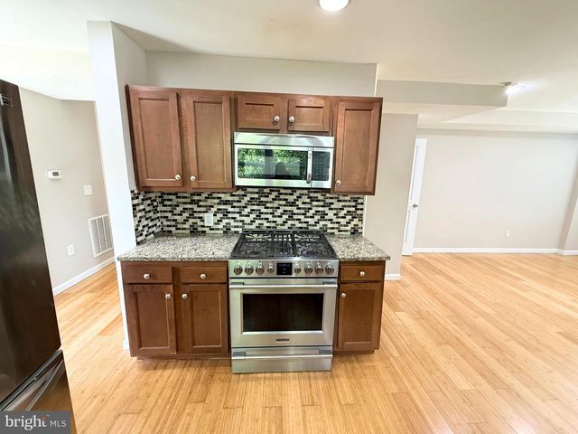 702 56TH PL NE, Washington, DC 20019
