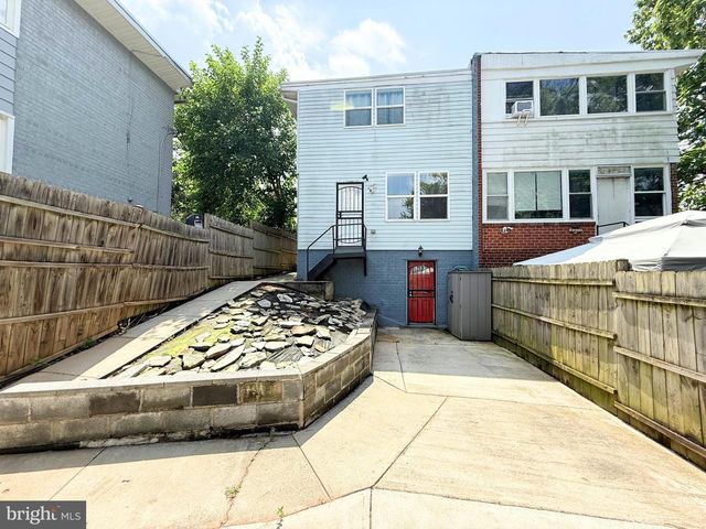 702 56TH PL NE, Washington, DC 20019