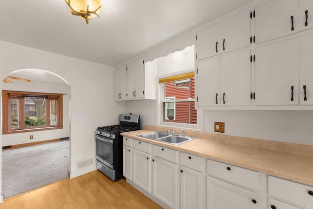 2812 E Allerton AVENUE, Saint Francis, WI 53235