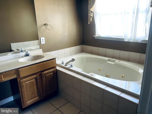 870 LONGWOOD DR, Vineland, NJ 08361