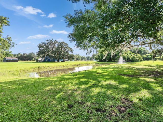 155 Horse Shoe Trail, Angleton, TX 77515