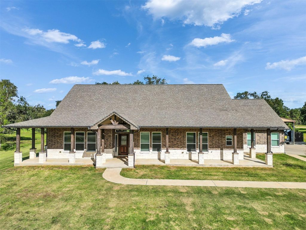155 Horse Shoe Trail, Angleton, TX 77515