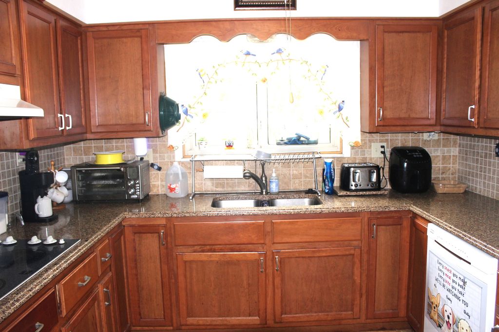 Image 13 of property listing at 210 Circle Drive, Salem, IL 62881