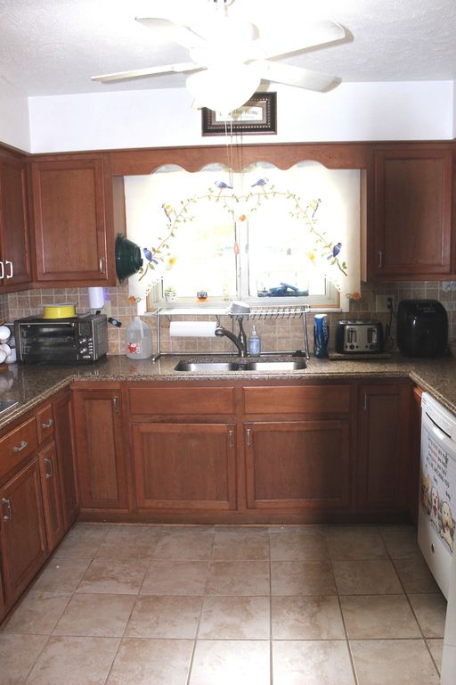 Image 14 of property listing at 210 Circle Drive, Salem, IL 62881