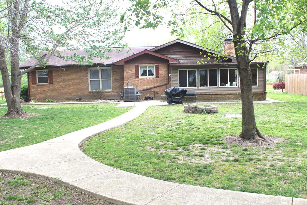 Image 4 of property listing at 210 Circle Drive, Salem, IL 62881