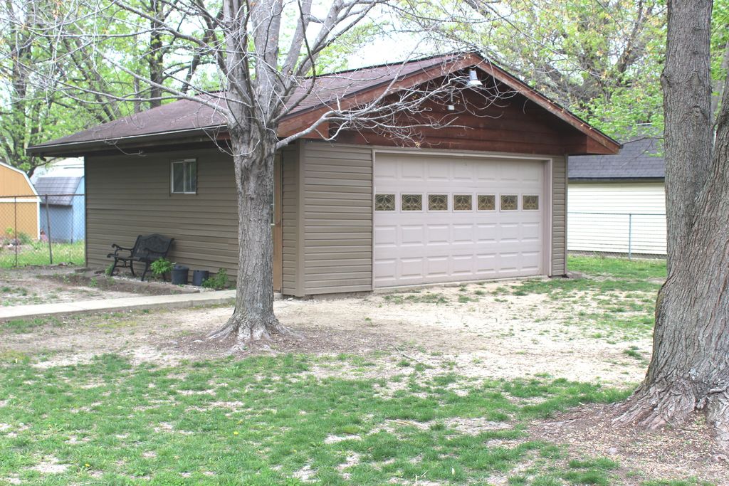 Image 5 of property listing at 210 Circle Drive, Salem, IL 62881
