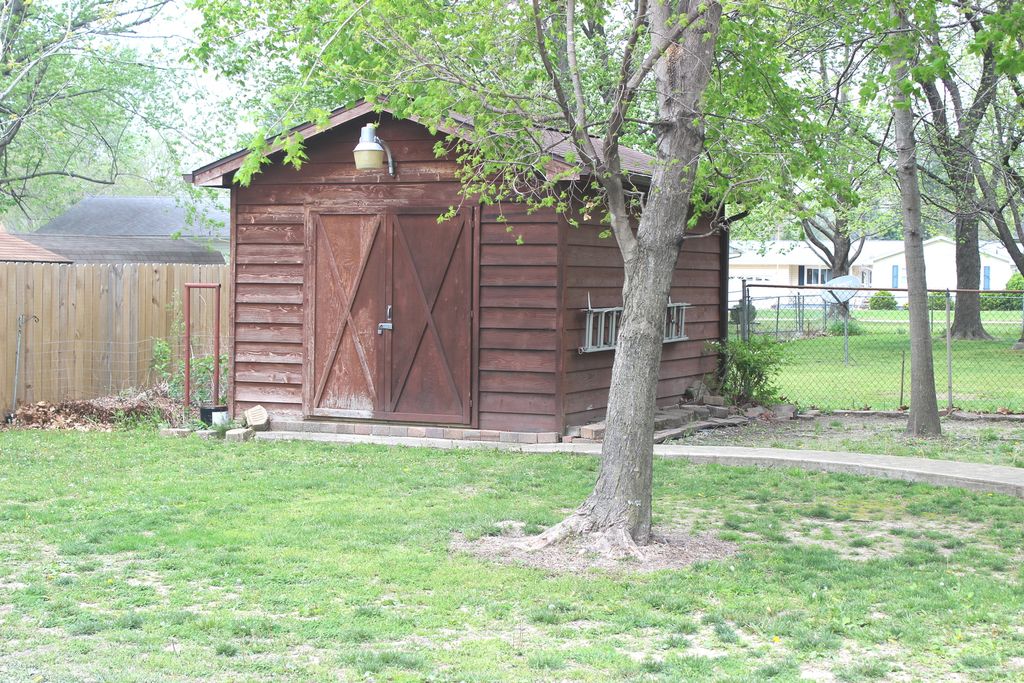 Image 6 of property listing at 210 Circle Drive, Salem, IL 62881