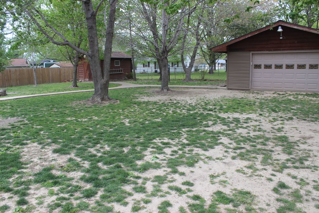 Image 7 of property listing at 210 Circle Drive, Salem, IL 62881