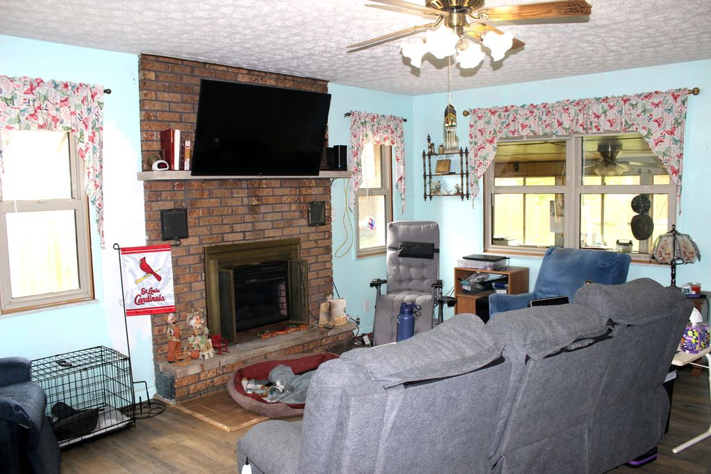 Image 9 of property listing at 210 Circle Drive, Salem, IL 62881