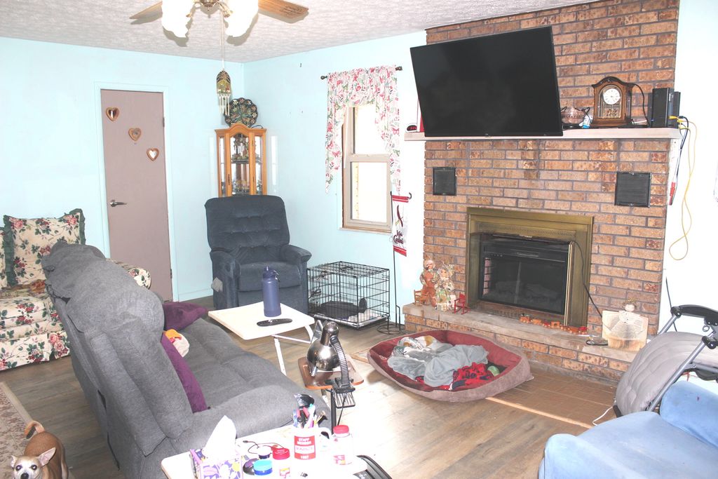 Image 10 of property listing at 210 Circle Drive, Salem, IL 62881