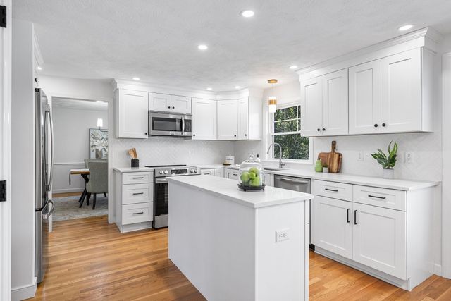 8 Lantern Ln, Shrewsbury, MA 01545