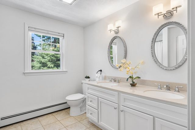 8 Lantern Ln, Shrewsbury, MA 01545