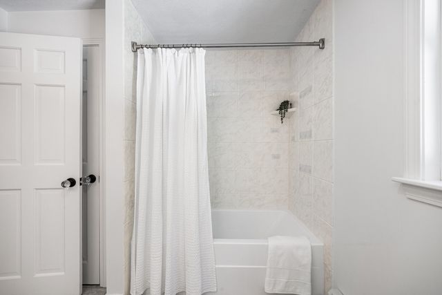 8 Lantern Ln, Shrewsbury, MA 01545