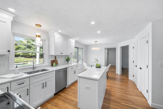 8 Lantern Ln, Shrewsbury, MA 01545