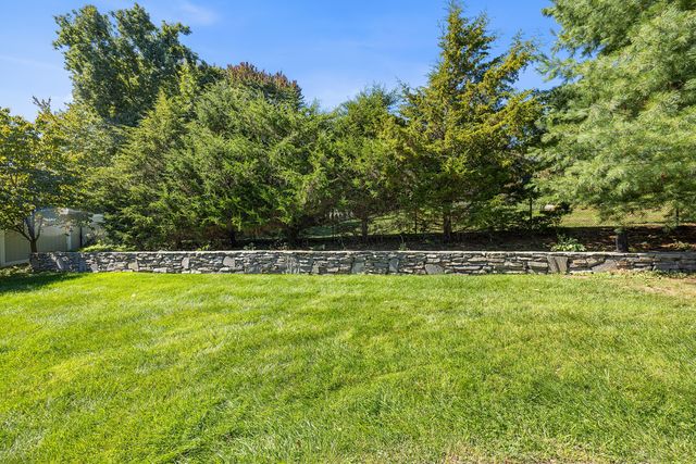 8 Lantern Ln, Shrewsbury, MA 01545