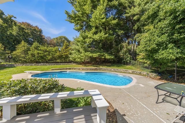 8 Lantern Ln, Shrewsbury, MA 01545
