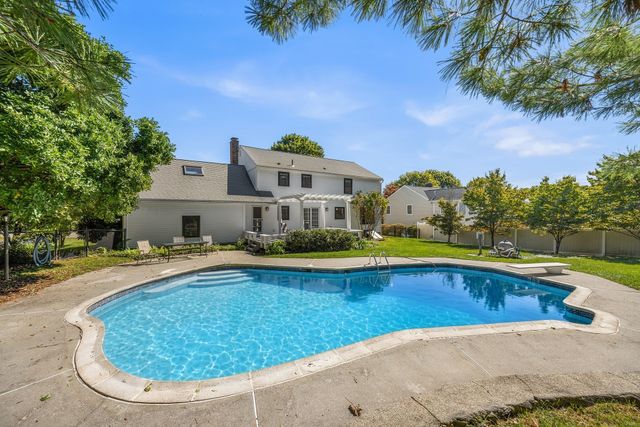 8 Lantern Ln, Shrewsbury, MA 01545