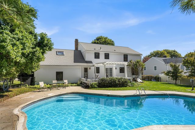 8 Lantern Ln, Shrewsbury, MA 01545