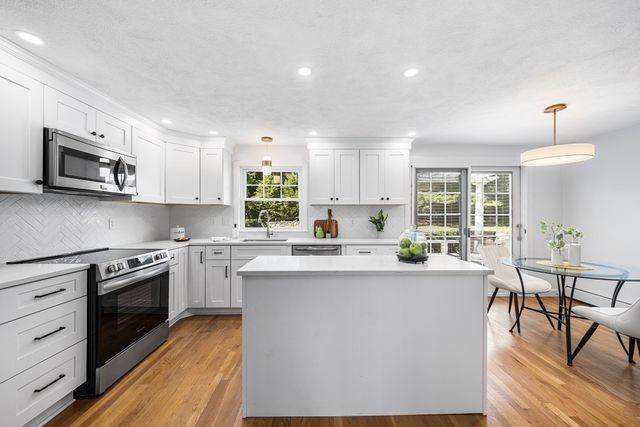 8 Lantern Ln, Shrewsbury, MA 01545