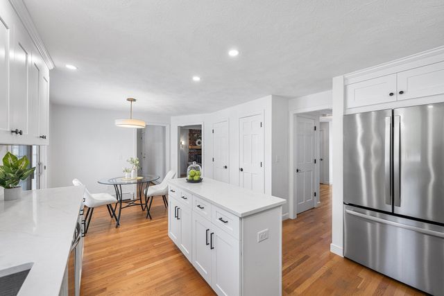 8 Lantern Ln, Shrewsbury, MA 01545