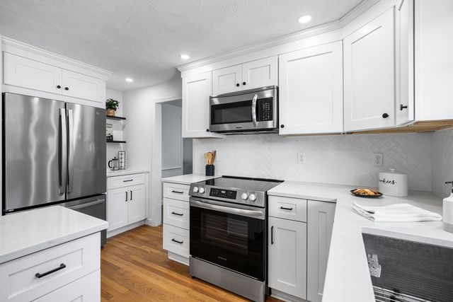8 Lantern Ln, Shrewsbury, MA 01545