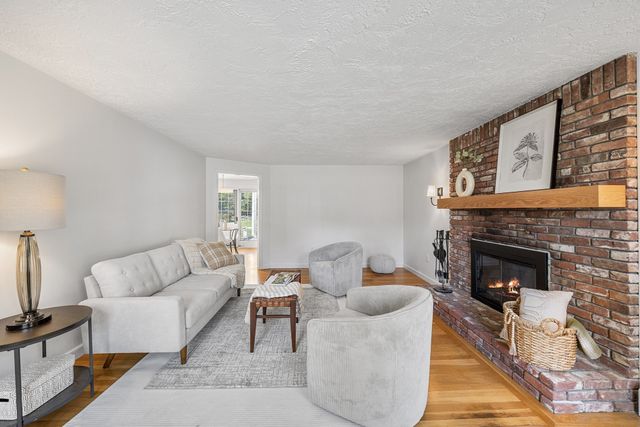 8 Lantern Ln, Shrewsbury, MA 01545