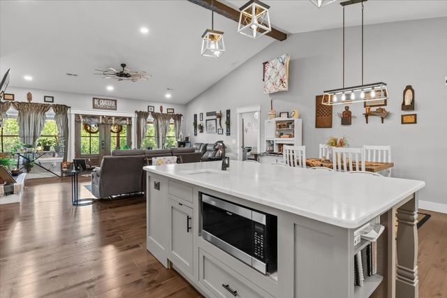 1016 Pointe of View Ln, Stewart, TN 37175
