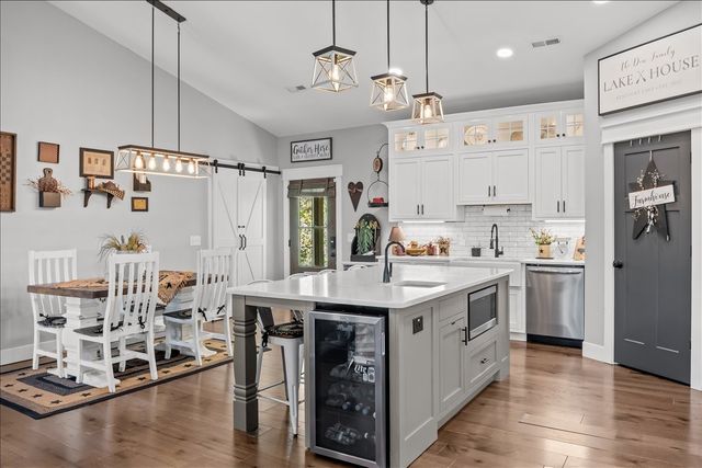 1016 Pointe of View Ln, Stewart, TN 37175