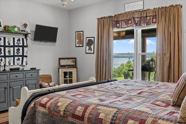 1016 Pointe of View Ln, Stewart, TN 37175