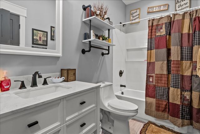 1016 Pointe of View Ln, Stewart, TN 37175