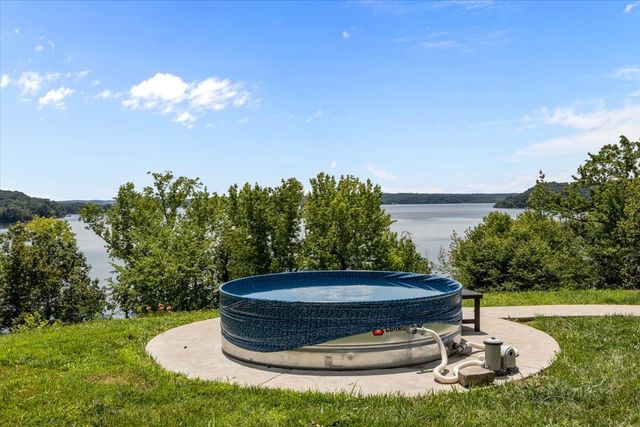1016 Pointe of View Ln, Stewart, TN 37175