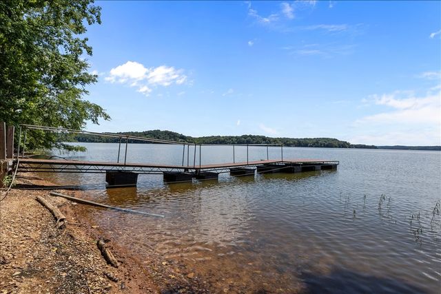 1016 Pointe of View Ln, Stewart, TN 37175