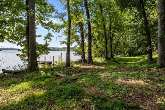1016 Pointe of View Ln, Stewart, TN 37175