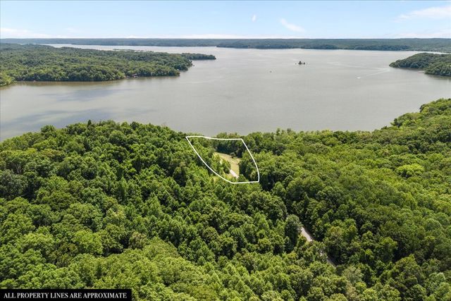 1016 Pointe of View Ln, Stewart, TN 37175