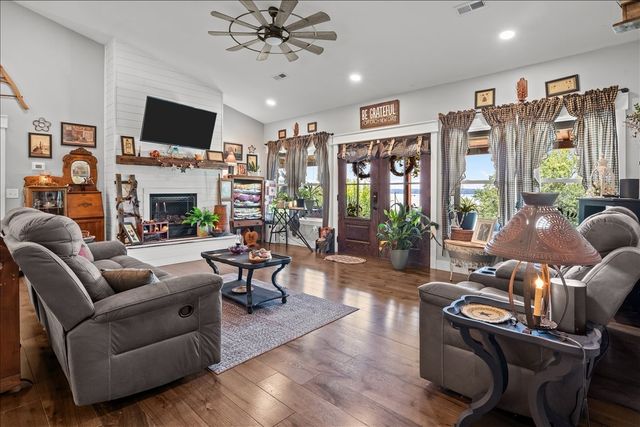 1016 Pointe of View Ln, Stewart, TN 37175