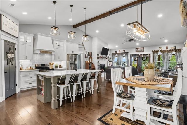 1016 Pointe of View Ln, Stewart, TN 37175