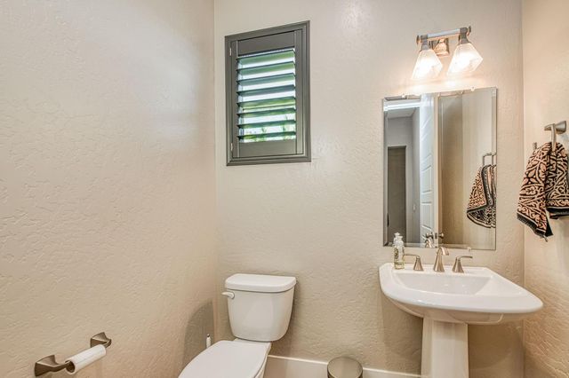 912 Vineyard Court, Madera, CA 93636