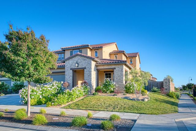 912 Vineyard Court, Madera, CA 93636