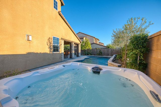 912 Vineyard Court, Madera, CA 93636