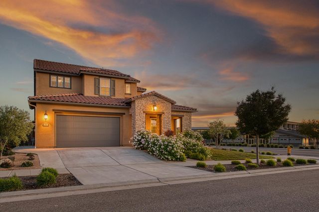 912 Vineyard Court, Madera, CA 93636