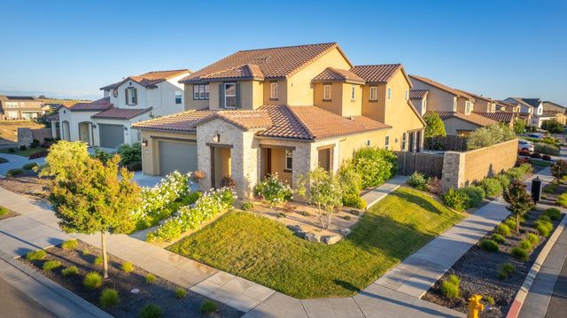 912 Vineyard Court, Madera, CA 93636