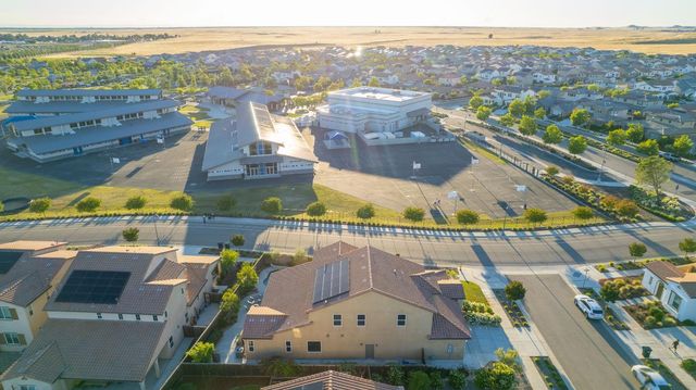 912 Vineyard Court, Madera, CA 93636